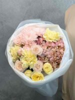 Букет с розой, гортензией, диантусами и хризантемой