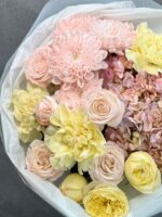 Букет с розой, гортензией, диантусами и хризантемой