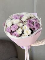 Букет из белой и фиолетовой хризантемы — изображение 2