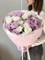 Букет из белой и фиолетовой хризантемы