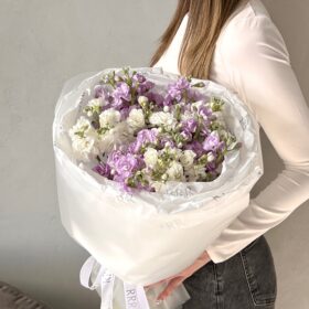 Букет из белой и сиреневой маттиолы