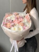 Пудровый букет из хризантемы и диантусов