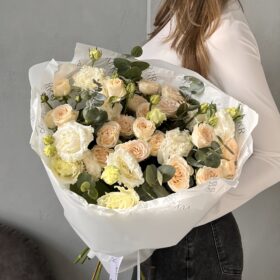 Букет из кустовой розы и эустомы
