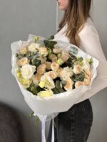 Букет из кустовой розы и эустомы