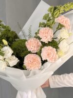 Букет из диантусов, эустомы, молюцелла и трахелиума — изображение 3