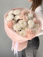 Букет из белой хризантемы, кустовой розы и диантусов