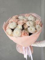 Букет из белой хризантемы, кустовой розы и диантусов — изображение 2