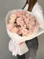 Букет из пудровой хризантемы и кустовой розы