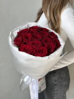 Букет из 15 красных роз «Ред наоми»