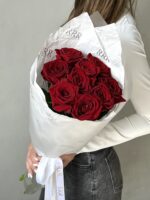 Букет из 9 красных роз «Ред Наоми»