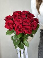 Букет из 15 красных роз «Ред наоми» под ленту